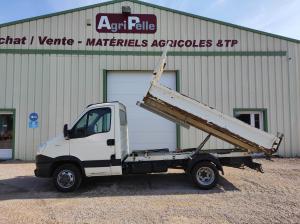 Type : benne
Km au compteur : 110 000km
Poids total roulant autorisé : 7000kg
Empattement : 1.80M
Benne hydraulique longue : 3M50
Coffre de rangement latéral
Siège conducteur suspendu avec accoudoir 
Rétroviseurs électriques 
Régulateur de vitesse
Ordinateur de bord
Vitres électriques
Fermeture centralisée
Crochet d'attelage 
Direction assistée 
Roues jumelées
Autoradio CD MP3
Matériel vendu dans l'état
Prix de destockage
Possibilité de révision, vidange et garantie en supplément