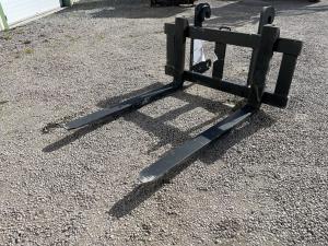 Attache : Caterpillar 

Capacité : 300kg

Fourche de 1200mm
