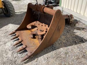 Attache rapide Morin M4 ressort de clanche fatigué

- Diamètre axe : 50 mm

- Largeur balancier : 200 mm

Godet 108 cm Bon état
