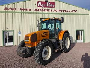 - Chape + Barre oscillante + 3ème point 
- Manuel utilisation 
- 3 distrubteurs hydrauliques double effets
- PDF 540/1000
- 14 masses de 34kg
- Garde boue avant
- Cabine suspendue
- Climatisation 
- Boite de vitesse semi-powershift 
