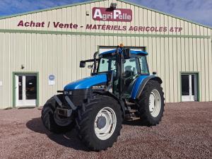 PDF 540/1000
Chappe, Barre oscillante, 3ème point 
3 distributeurs hydrauliques double effets
Bati de chargeur faucheux 
Garde boue avant 
Climatisation 
Cabine suspendue
Boite de vitesse semi powershift
