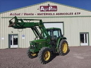 - Chargeur JD 631 avec interface Euro
- 2 distributeurs hydrauliques double effets
- PDF 540/540E/1000
- Boite de vitesse semi-powershift powerquad
