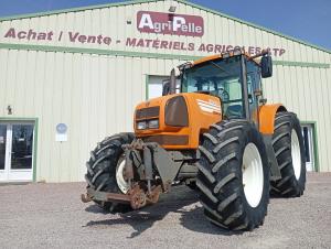 - Chape + 3&egrave;me point
- 3DE + 1 DE avant
- PDF 540/1000
- Climatisation&nbsp;
- Relevage avant
- Cabine suspendue
- Boite de vitesse full-powershift&nbsp;
