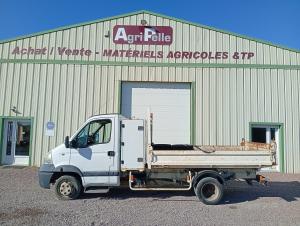 Nombre de km : 257 763
Poids total roulant autoris&eacute; : 7000KG
5 rapports
3 places
