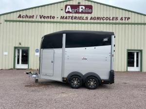Hauteur utile&nbsp;: 229cm

Pneus&nbsp;: 165R13C

Type de remorque&nbsp;: Van

Largeur hors tout&nbsp;: 227cm

Longueur hors tout&nbsp;: 467cm

Hauteur hors tout&nbsp;: 275cm

Equipements&nbsp;: 

- Vitres sur tout l&rsquo;avant du van

- Barres de poitrail et de recul r&eacute;glables et s&eacute;curit&eacute; anti panique

- Bat-flanc amovible &agrave; pilier central pour plus de r&eacute;sistance 

- A&eacute;rateurs lat&eacute;raux et sup&eacute;rieur

- Plancher, ponts et parois aluminium 

- Pont avant

- Pont arri&egrave;re qui s'ouvre aussi en porte

- Ch&acirc;ssis en acier galvanis&eacute;

- Porte de visite verrouillable

- Roue de secours

- Suspensions &agrave; lames de ressort parabolique

- &Eacute;clairage int&eacute;rieur &agrave; LED

- T&ecirc;te d'attelage verrouillable

- Anneaux pour filet &agrave; foin r&eacute;glables

&nbsp;

Prix sans options suppl&eacute;mentaires&nbsp;: 13&nbsp;990&euro; TTC &ndash; 11 658&euro; HT

&nbsp;

Equipements en option sur le mod&egrave;le en stock&nbsp;:

- Jantes alu 8 rayons diamant&eacute;es&nbsp;: 706&euro; HT

- Kit capitonnage&nbsp;: 398&euro; HT

- Troisi&egrave;me feu stop&nbsp;: 153&euro;HT

Prix total avec toutes les options&nbsp;: 15&nbsp;498&euro; TTC&nbsp; -&nbsp; 12&nbsp;915&euro; HT
