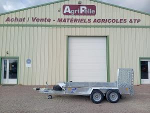 Largeur totale&nbsp;: 230cm

Pneus&nbsp;: 185/70R13C

Type de remorque&nbsp;: porte-engins

Equipements&nbsp;: 

- roue jockey renforc&eacute;e

- main d'attelage verrouillable

- suspension &agrave; lames de ressort

- repose- godet

- anneaux d'arrimage

- structure monobloc en acier galvanis&eacute;

- 2 rampes r&eacute;glables de s&eacute;rie ou rampe large au choix

- Plancher antid&eacute;rapant renforc&eacute;

Prix sans options suppl&eacute;mentaires&nbsp;: 5 701&euro; HT

&nbsp;

Equipements en option sur le mod&egrave;le en stock&nbsp;:

- Roue de secours&nbsp;: 247&euro; HT

- Timon r&eacute;glable&nbsp;: 1&nbsp;534&euro; HT

Prix total avec toutes les options&nbsp;: 7 482&euro; HT
