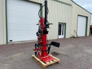 Longueur maximale du bois&nbsp;: 110 cm

Diam&egrave;tre maximale du bois : 35 cm

Force de pression&nbsp;: 22 tonnes

Capacit&eacute; d&rsquo;huile hydraulique&nbsp;: 24 l

Moteur &eacute;lectrique, alimentation / puissance&nbsp;: 400 V / 5100 W triphas&eacute;

Vitesse d&rsquo;approche en coin&nbsp;: 10.5 cm/s

Vitesse de division&nbsp;: 4.3 cm/s

Vitesse de retour du coin&nbsp;: 7.5 cm/s

Syst&egrave;me d&rsquo;attache&nbsp;: Syst&egrave;me de suspension &agrave; trois points

Rotation recommand&eacute;e de l&rsquo;arbre de la prise de force&nbsp;: jusqu&rsquo;&agrave; 540 tr/min

&nbsp;

Prix sans option suppl&eacute;mentaires&nbsp;:&nbsp; 3647 &euro; TTC - 3039 &euro; HT

Options&nbsp;:


	Arbre de prise de force avec embrayage ligne 4C : 161 &euro; HT
	Croix de fendage suppl&eacute;mentaire pour fendre en 4&nbsp;: 100 &euro; HT
	Grue hydraulique&nbsp;: 798 &euro; HT


