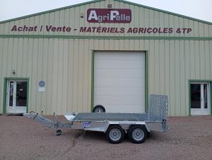 Largeur totale&nbsp;: 230cm

Pneus&nbsp;: 185/70R13C

Type de remorque&nbsp;: porte-engins

Equipements&nbsp;: 

- roue jockey renforc&eacute;e

- main d'attelage verrouillable

- suspension &agrave; lames de ressort

- repose- godet

- anneaux d'arrimage

- structure monobloc en acier galvanis&eacute;

- 2 rampes r&eacute;glables de s&eacute;rie ou rampe large au choix

- Plancher antid&eacute;rapant renforc&eacute;

Prix sans options suppl&eacute;mentaires&nbsp;: 5 701&euro; HT

&nbsp;

Equipements en option sur le mod&egrave;le en stock&nbsp;:

- Roue de secours&nbsp;: 247&euro; HT

- Timon r&eacute;glable&nbsp;: 1&nbsp;534&euro; HT

Prix total avec toutes les options&nbsp;: 7 482&euro; HT
