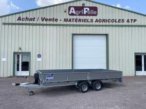 Largeur totale&nbsp;: 210cm

Longueur totale&nbsp;: 550cm

Pneus&nbsp;: 195/60R12C

Type de remorque&nbsp;: plateau

Equipements&nbsp;: 

- Suspensions &agrave; lames

- 2 Essieux frein&eacute;s

- Timon en V

- Caisse fixe

- Planch&eacute; en contreplaqu&eacute; marine

- Antivol de t&ecirc;te d'attelage int&eacute;gr&eacute;

- Roue jockey renforc&eacute;e

Prix sans options suppl&eacute;mentaires&nbsp;: 6558&euro; TTC - 5465&euro; HT

Equipements en option sur le mod&egrave;le en stock&nbsp;:

- Ridelles avant, arri&egrave;re et lat&eacute;rales amovibles&nbsp;: 967&euro; HT

- B&eacute;quilles (la paire)&nbsp;: 140&euro; HT

- Paire de rampes en aluminium 2.40m&nbsp;: 369&euro; HT

Prix total avec toutes les options&nbsp;: 8545&euro; TTC - 7121&euro; HT

Cout d&rsquo;un financement&nbsp;sur 60 mois : 163.80&euro; / mois
