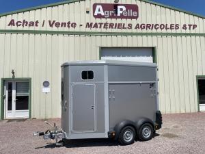 Couleur&nbsp;: Argent
&nbsp;

Hauteur utile&nbsp;: 226cm

Pneus&nbsp;: 165R13C

Type de remorque&nbsp;: Van 2 chevaux

Largeur hors tout&nbsp;: 213cm

Longueur hors tout&nbsp;: 430cm

Hauteur hors tout&nbsp;: 275cm

Equipements&nbsp;: 


	Plancher en aluminium avec rev&ecirc;tement en caoutchouc 
	Syst&egrave;me de rel&acirc;che de la barre de poitrail
	A&eacute;ration
	Loquets ouverture de porte rapide 
	Support de plaque d&rsquo;immatriculation a clips
	Pont assist&eacute;e par amortisseur &agrave; gaz 
	Grande fen&ecirc;tre avant et fen&ecirc;tres lat&eacute;rales
	Porte de visite &agrave; l&rsquo;avant verrouillable 
	Bat-flanc centrale 
	Roue de secours avec support


Prix sans options suppl&eacute;mentaires&nbsp;: 9990&euro; TTC &ndash; 8325&euro; HT 

Equipements en option sur le mod&egrave;le en stock&nbsp;:

- Baies coulissantes (la paire) : 215&euro; HT

- Kit rail pour filet &agrave; foin&nbsp;: 85&euro; HT

Prix total avec toutes les options&nbsp;: 10350&euro; TTC - 8625&euro; HT

Cout d&rsquo;un financement sur 60 jours&nbsp;: 198.38&euro;/mois
