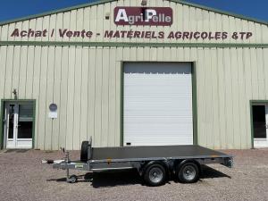 Largeur totale&nbsp;: 210cm

Longueur totale&nbsp;: 500cm

Pneus&nbsp;: 195/60R12C

Type de remorque&nbsp;: plateau

Equipements&nbsp;: 


	Suspensions &agrave; lames
	Ch&acirc;ssis en acier galvanis&eacute;
	2 Essieux frein&eacute;s
	Timon en V
	Caisse fixe
	Planch&eacute; en contreplaqu&eacute; marine 
	Antivol de t&ecirc;te d'attelage int&eacute;gr&eacute;
	Roue jockey renforc&eacute;e
	Roue de secours avec support
	Main d&rsquo;attelage verrouillable


&nbsp;

Prix sans options suppl&eacute;mentaires&nbsp;: 5294&euro; TTC - 4 412&euro; HT

&nbsp;

Equipements en option sur le mod&egrave;le en stock&nbsp;:

- Ridelle avant amovibles&nbsp;: 184&euro; HT

Prix total avec toutes les options&nbsp;: 5515&euro; TTC - 4596&euro; HT

Cout d&rsquo;un financement sur 60 mois&nbsp;: 105.71/mois
