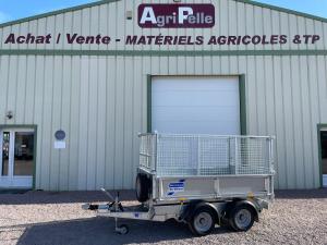 Hauteur chargement&nbsp;: 71cm

Pneus&nbsp;: 155/70R12C

Type de remorque&nbsp;: benne hydraulique

Largeur totale&nbsp;: 159cm

Longueur totale&nbsp;: 381cm

Hauteur totale&nbsp;: 1120cm

Equipements&nbsp;: 


	2 essieux frein&eacute;s
	Timon en V
	Roue jockey renforc&eacute;e &Oslash;60
	Plancher en aluminium
	Antivol de t&ecirc;te d'attelage int&eacute;gr&eacute;
	Pompe &eacute;lectrique et manuelle avec casier de rangement verrouillable
	Ridelle arri&egrave;re a doubles articulations
	Ridelles lat&eacute;rales amovibles et r&eacute;tractables
	Suspensions &agrave; lames de ressort
	Roue de secours avec support
	Ch&acirc;ssis acier galvanis&eacute; renforc&eacute;
	Eclairage LED


Prix sans options suppl&eacute;mentaires&nbsp;: 8048&euro; TTC &ndash; 6707&euro; HT

Equipements en option sur le mod&egrave;le en stock&nbsp;:

- R&eacute;hausses de ridelles grillag&eacute;es&nbsp;: 913&euro; HT

Prix total avec toutes les options&nbsp;: 9144&euro; TTC - 7620&euro; HT

Cout d&rsquo;un financement sur 60 mois&nbsp;: 175.26&euro;/mois
