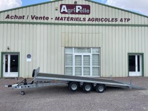 Largeur totale&nbsp;: 204cm

Longueur totale&nbsp;: 660cm

Pneus&nbsp;: 195/55R10

Type de remorque&nbsp;: plateau basculant

Equipements&nbsp;: 

- Suspensions &agrave; lames de ressort

- Trois Essieux frein&eacute;s

- Timon en V

- Planch&eacute; en contreplaqu&eacute; marine de 24 mm avec rev&ecirc;tement en r&eacute;sine 

- T&ecirc;te d&rsquo;attelage verrouillable 

- Ch&acirc;ssis en acier galvanis&eacute;

- Trous d&rsquo;attache (minimum dix en fonction de la longueur)

&nbsp;

Prix sans options suppl&eacute;mentaires&nbsp;: 9450&euro; TTC - 7875&euro; HT

&nbsp;

Equipements en option sur le mod&egrave;le en stock&nbsp;:


	Rampe large 210cm&nbsp;: 975&euro; HT
	Ridelle avant amovible&nbsp;: 221&euro; HT


Prix total avec toutes les options&nbsp;: 10885&euro; TTC - 9071&euro; HT

Cout d&rsquo;un financement sur 60 mois&nbsp;: 208.63&euro;/mois 
