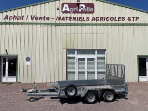 Largeur totale&nbsp;: 230cm

Pneus&nbsp;: 155/70R12C

Type de remorque&nbsp;: porte-engins

Equipements&nbsp;: 

- Roue jockey renforc&eacute;e

- T&ecirc;te d&rsquo;attelage verrouillable 

- Suspension &agrave; lames de ressort

- Repose-godet

- Six points d&rsquo;arrimage int&eacute;gr&eacute;s

- Feu Led

- Garde-boue en plaque larm&eacute;e en aluminium

- Structure monobloc en acier galvanis&eacute;

- Rampe large autoportante assist&eacute;e par ressort 

- Plancher en contreplaqu&eacute; marine avec rev&ecirc;tement r&eacute;sine 

- Roue de secours avec support 

Prix sans options suppl&eacute;mentaires&nbsp;: 5 720&euro; HT

Equipements en option sur le mod&egrave;le en stock&nbsp;:


	Ridelles pleines&nbsp;: 450&euro; HT


Prix total avec toutes les options&nbsp;: 7404&euro; TTC &ndash; 6170&euro; HT

Cout d&rsquo;un financement sur 60 mois&nbsp;: 141,91&euro;/mois
