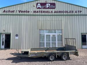 Largeur totale&nbsp;: 230cm

Pneus&nbsp;: 155/70R12C

Type de remorque&nbsp;: porte-engins

Equipements&nbsp;: 

- roue jockey renforc&eacute;e

- main d'attelage verrouillable

- suspension &agrave; lames de ressort

- repose- godet

- structure en acier galvanis&eacute;

- Rampe large 1.20m

- Plancher antid&eacute;rapant renforc&eacute; de 24mm 

- Roue de secours avec support

Prix sans options suppl&eacute;mentaires&nbsp;: 4500&euro; TTC - 3750&euro; HT
