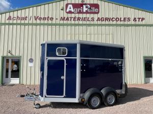 Couleur&nbsp;: Argent

Hauteur utile&nbsp;: 226cm

Pneus&nbsp;: 165R13C

Type de remorque&nbsp;: Van 2 chevaux

Largeur hors tout&nbsp;: 226cm

Longueur hors tout&nbsp;: 465cm

Hauteur hors tout&nbsp;: 275cm

Equipements&nbsp;: 


	Plancher en aluminium avec rev&ecirc;tement en caoutchouc 
	Syst&egrave;me de rel&acirc;che de la barre de poitrail
	A&eacute;ration
	Loquets ouverture de porte rapide 
	Support de plaque d&rsquo;immatriculation a clips
	Pont assist&eacute;e par amortisseur &agrave; gaz 
	Grande fen&ecirc;tre avant et fen&ecirc;tres lat&eacute;rales
	Porte de visite &agrave; l&rsquo;avant verrouillable 
	Bat-flanc centrale 
	Roue de secours avec support


Prix sans options suppl&eacute;mentaires&nbsp;: 11790&euro; TTC &ndash; 9825&euro; HT 

&nbsp;

Equipements en option sur le mod&egrave;le en stock&nbsp;:

- Baies coulissantes (la paire) : 215&euro; HT

- Kit rail pour filet &agrave; foin&nbsp;: 85&euro; HT

Prix total avec toutes les options&nbsp;: 12150&euro; TTC - 10125&euro; HT

Cout d&rsquo;un financement sur 60 mois&nbsp;: 232.88&euro;/mois
