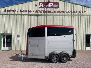 Couleur&nbsp;: Argent

Hauteur utile&nbsp;: 229cm

Pneus&nbsp;: 165R13C

Type de remorque&nbsp;: Van 2 chevaux

Largeur hors tout&nbsp;: 227cm

Longueur hors tout&nbsp;: 467cm

Hauteur hors tout&nbsp;: 275cm

Equipements&nbsp;: 


	Plancher en aluminium avec rev&ecirc;tement en caoutchouc 
	Syst&egrave;me de rel&acirc;che de la barre de poitrail
	Portes sup&eacute;rieures &agrave; l&rsquo;avant et &agrave; l&rsquo;arri&egrave;re
	Grande fen&ecirc;tre avant et fen&ecirc;tres lat&eacute;rales
	Porte de visite &agrave; l&rsquo;avant verrouillable 
	Roue de secours avec support
	Suspension &agrave; lame de ressort
	Pont-porte arri&egrave;re
	Pont avant
	Anneau sur rail coulissant pour filet &agrave; foin 
	Parois en aluminium
	Eclairage LED int&eacute;rieur 


&nbsp;

Prix sans options suppl&eacute;mentaires&nbsp;: 11790&euro; TTC &ndash; 9825&euro; HT 

&nbsp;

Equipements en option sur le mod&egrave;le en stock&nbsp;:

- Grille de s&eacute;paration de t&ecirc;te&nbsp;: 268&euro; HT

- Coffre &agrave; selles sur roues&nbsp;: 490&euro; HT

- Kit jantes alu 8 rayons diamant&eacute;&nbsp;: 675&euro; HT

- Troisi&egrave;me feu stop&nbsp;: 153&euro; HT

- Kit capitonnage (bat flancs et parois)&nbsp;: 399&euro; HT

Prix total avec toutes les options&nbsp;: 16372&euro; TTC - 13643&euro; HT

Cout d&rsquo;un financement sur 60 mois&nbsp;: 313.80&euro;/mois
