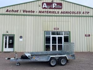 Largeur totale&nbsp;: 209cm

Pneus&nbsp;: 185/70R13C

Type de remorque&nbsp;: porte-engins

Equipements&nbsp;: 

- roue jockey renforc&eacute;e

- T&ecirc;te d'attelage verrouillable

- suspension &agrave; lames de ressort

- repose - godet

- Cinq paires de points d'arrimages

- structure monobloc en acier galvanis&eacute;

- Rampe large 1.20m

- Plancher antid&eacute;rapant en contreplaqu&eacute; marine de 24mm 

- Garde-boues en plaque larm&eacute;e

Prix sans options suppl&eacute;mentaires&nbsp;: 6156 &euro; TTC - 5130&euro; HT

&nbsp;

Equipements en option sur le mod&egrave;le en stock&nbsp;:

- Roue de secours&nbsp;: 248&euro; HT

Prix total avec toutes les options&nbsp;: 6454 &euro; TTC &ndash; 5378&euro; HT

Cout du financement sur 60 mois&nbsp;: 148.44/mois
